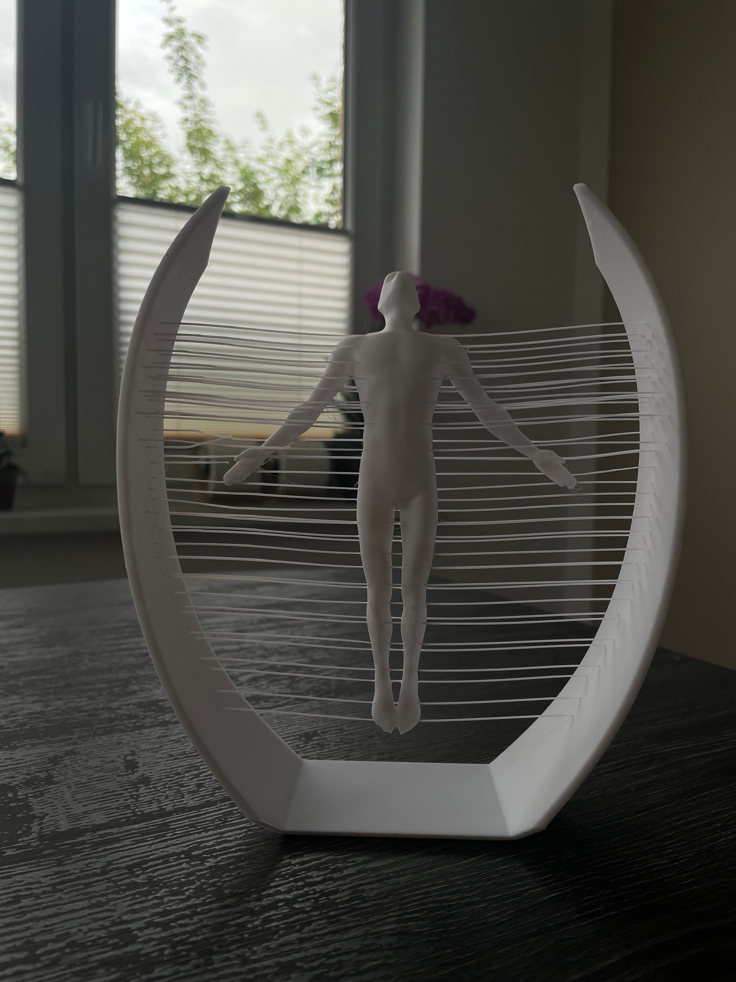 🕊️ Schwebende Figur – Minimalistische 3D-Skulptur zum Hinstellen