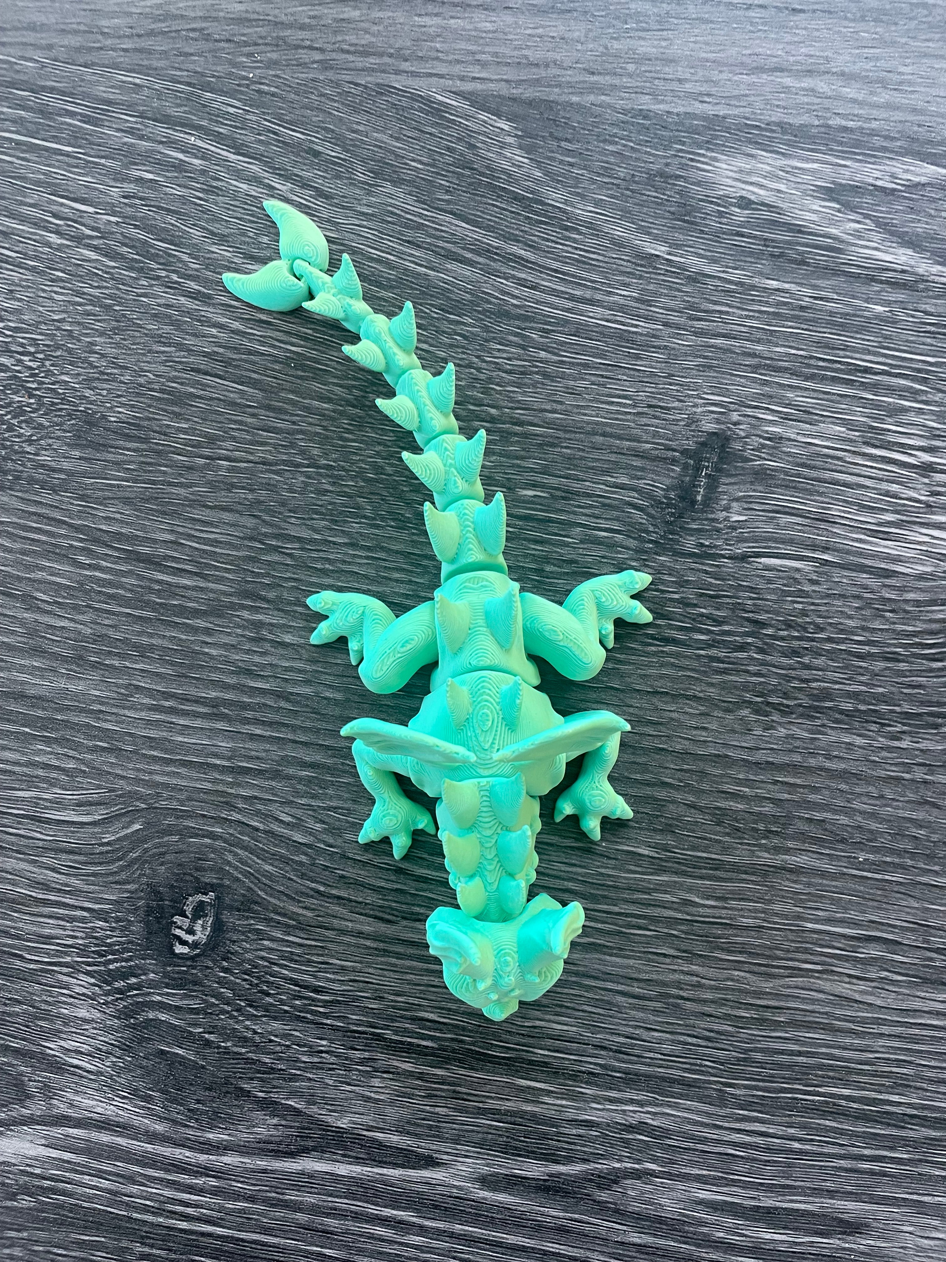 Grün-blauer Drache mit festen Flügeln – ca. 14 cm | Sammlerfigur, Spielzeug & Deko
