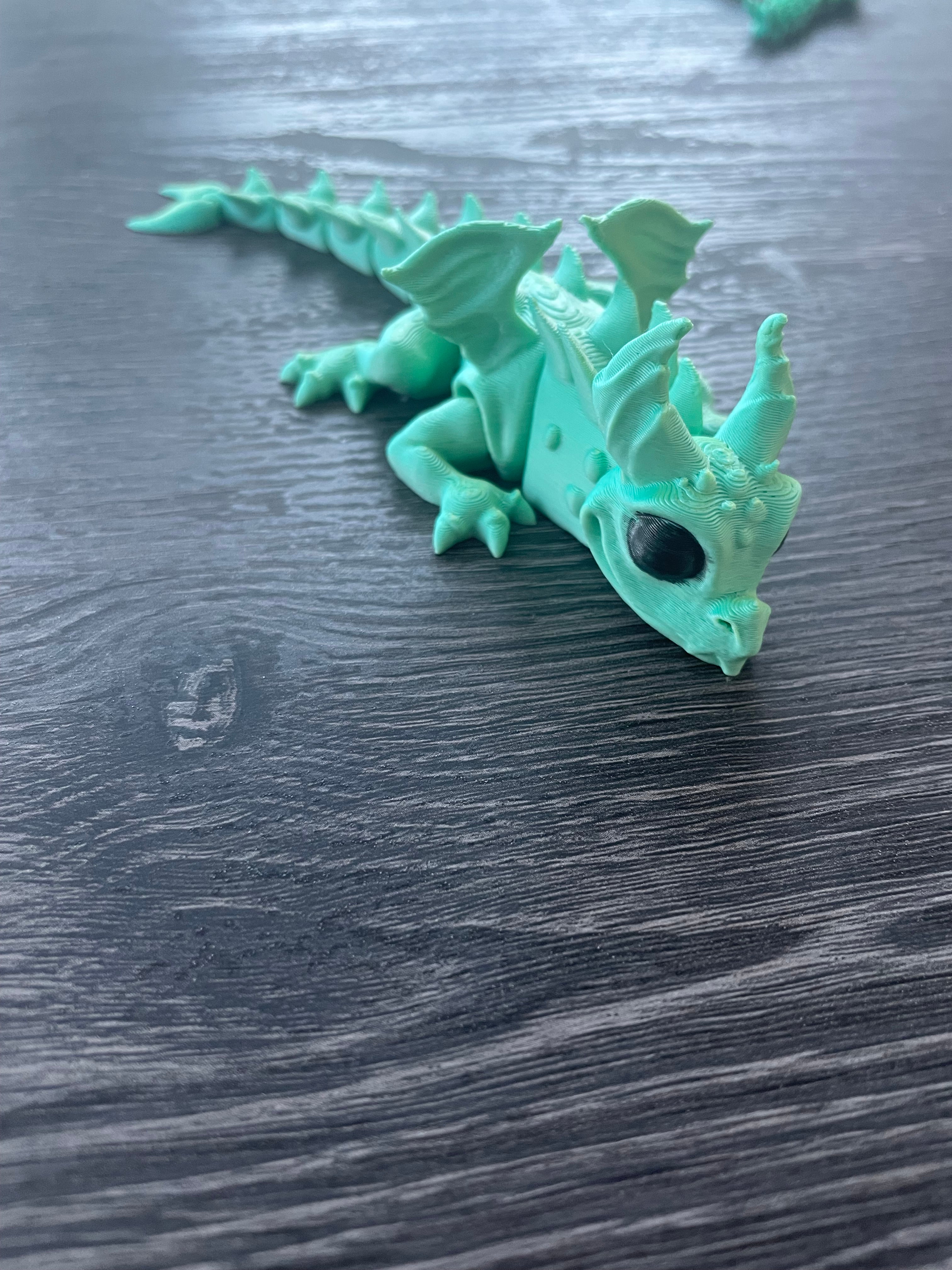 Grün-blauer Drache mit festen Flügeln – ca. 14 cm | Sammlerfigur, Spielzeug & Deko
