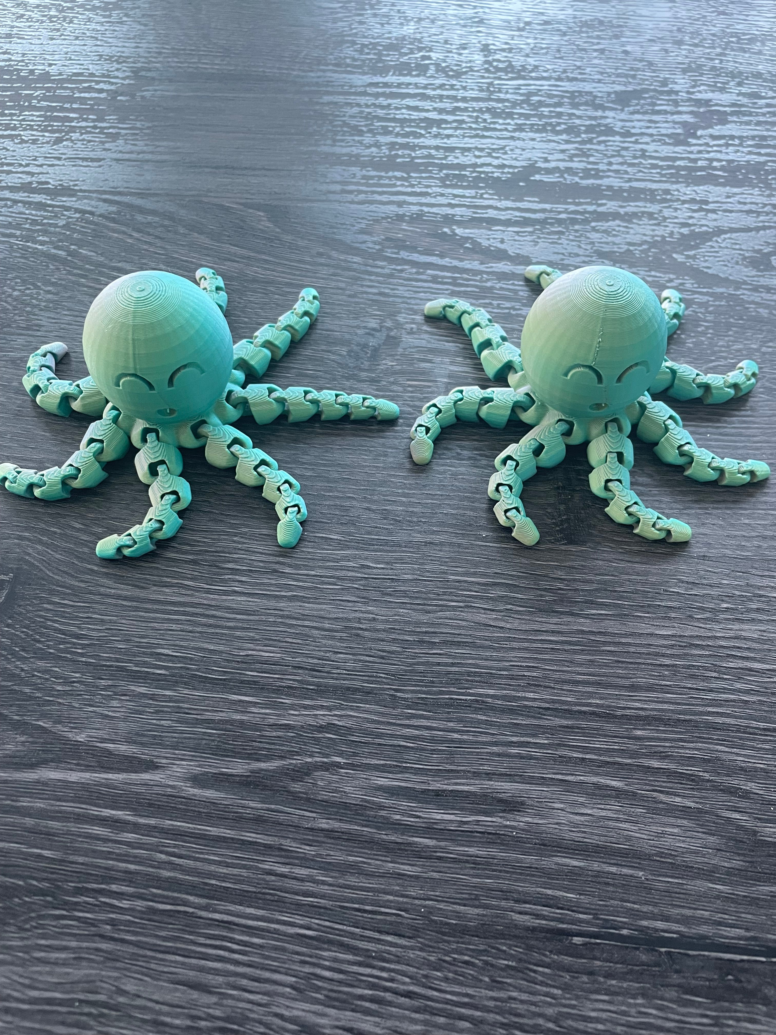 Tintenfisch mit beweglichen Armen – detailreiche Meeresfigur