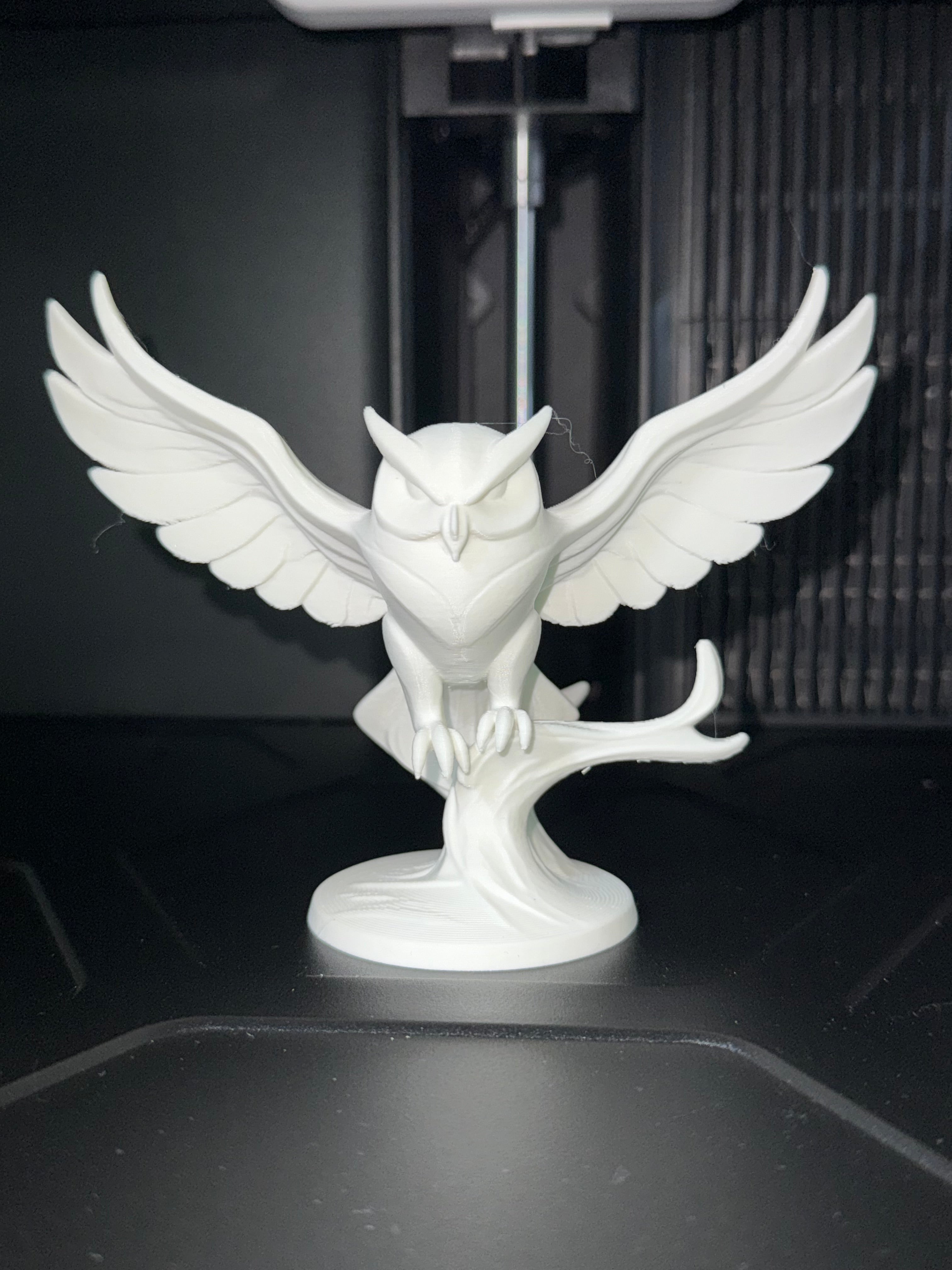 🦉 Eule auf Holzstamm – Dekoratives Einzelstück