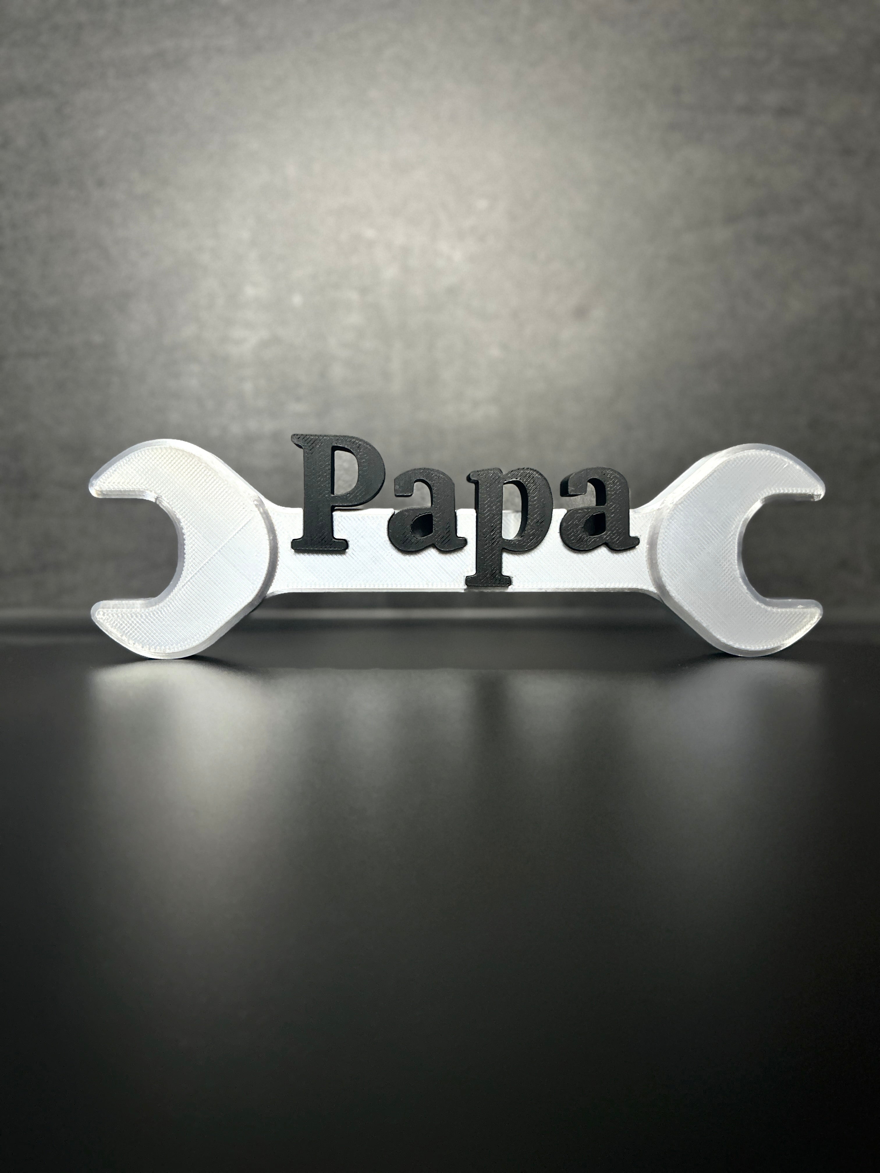 Dekoschraubenschlüssel mit „Papa“ – Geschenk für Handwerker | Vatertagsdeko