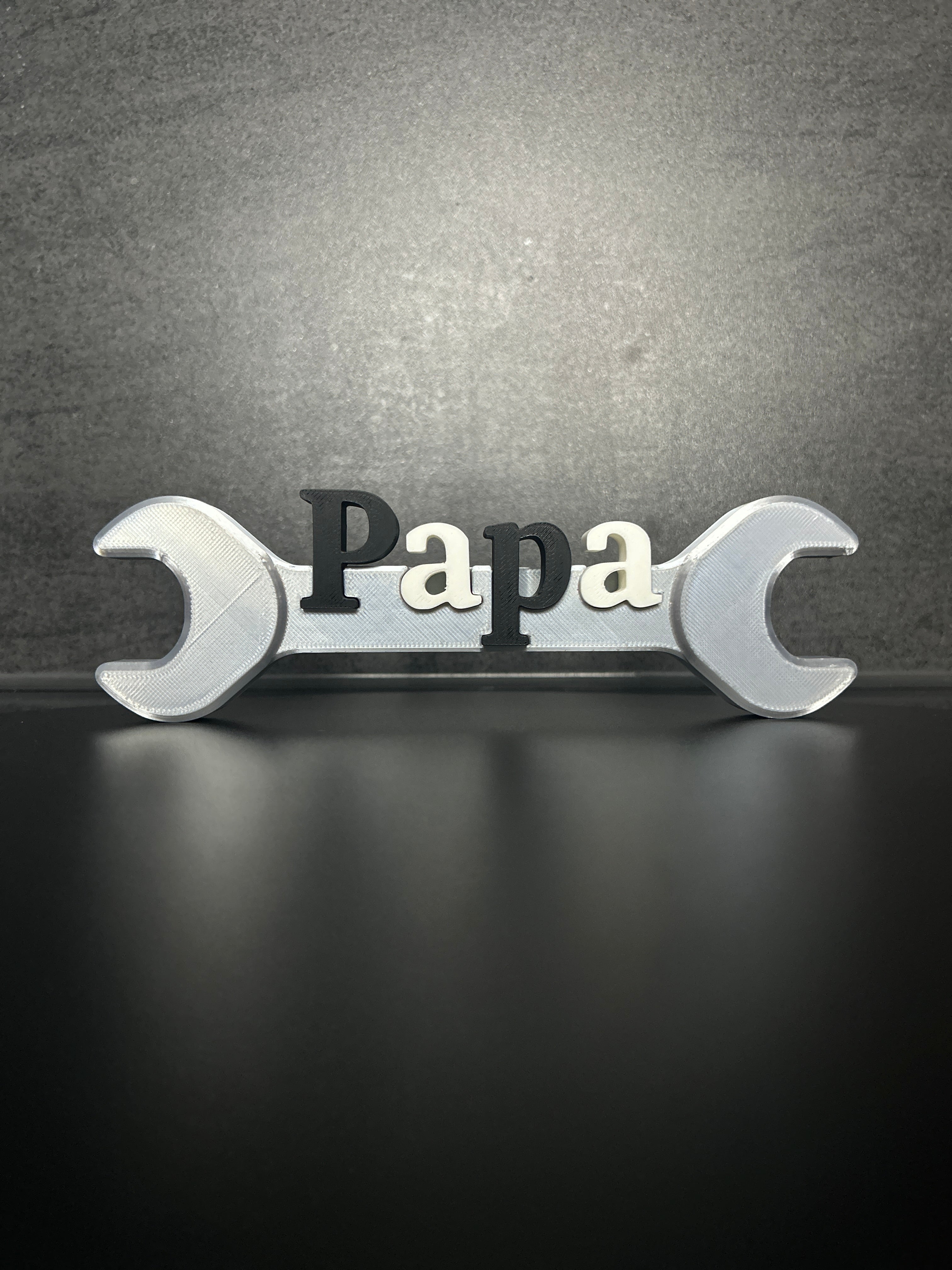 Dekoschraubenschlüssel mit „Papa“ – Geschenk für Handwerker | Vatertagsdeko